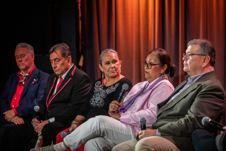 Membros da nação Osage falam sobre o filme de Martin Scorsese 'Assassinato da Lua das Flores': consultor e produtor Chad Renfro, compositor Scott George e os cantores Julia Lookout, Angela Toineeta e Vann BigHorse(Foto: Apu Gomes / AFP)