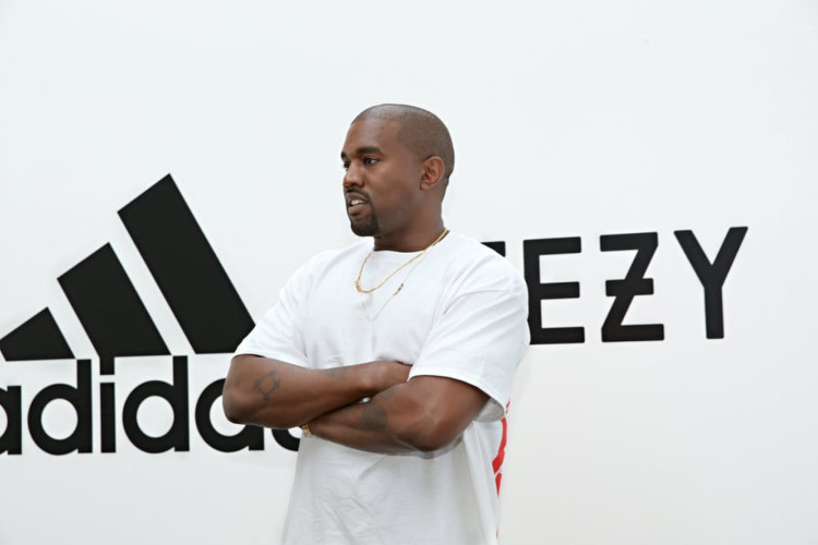 Kanye West está criticando a Adidas por vender tênis Yeezy 