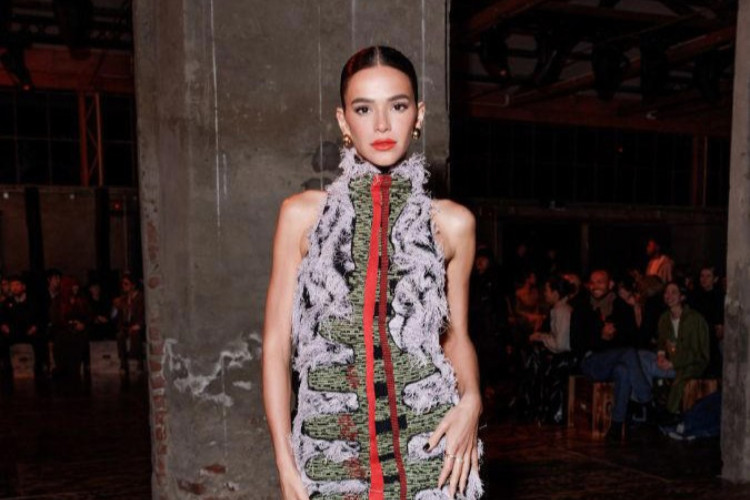  Atriz Bruna Marquezine posa em Semana de Moda de Milão, utilizando vestido da marca Bottega Veneta