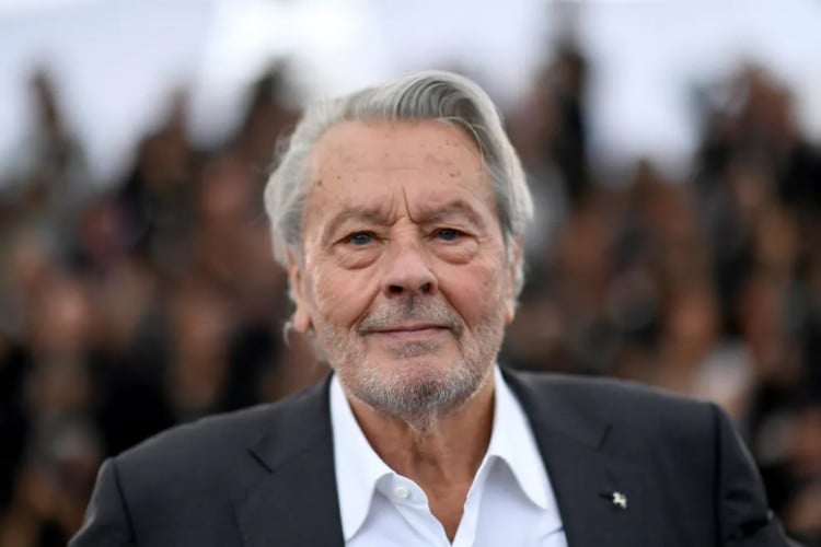 Polícia francesa encontra 72 armas e mais de 3 mil munições na casa do ator Alain Delon