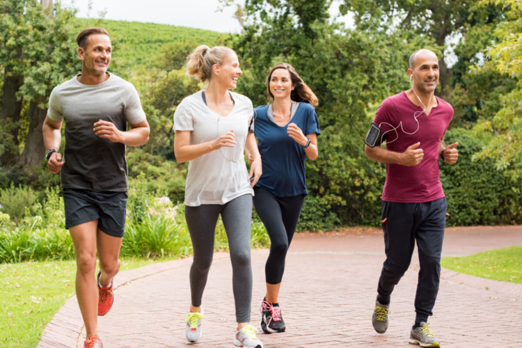 A corrida é uma atividade física benéfica para a saúde (Imagem: Ground Picture | Shutterstock)