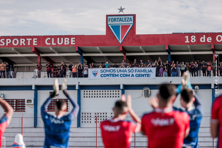 Jogadores do Fortaleza recebem homenagem dos funcionários do clube