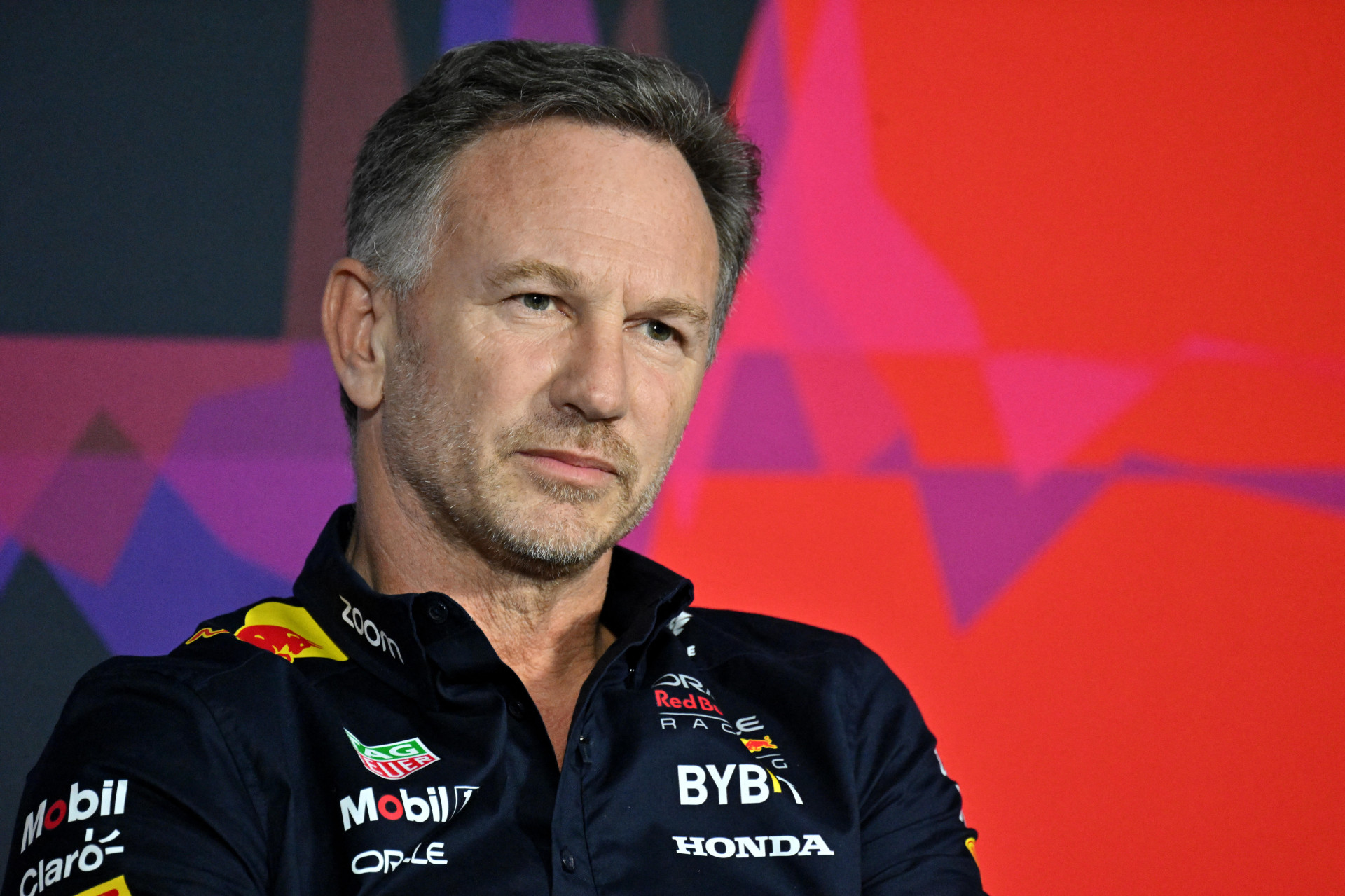 Christian Horner, chefe de equipe da Red Bull na Fórmula 1, em entrevista coletiva na pré-temporada de 2024 (Foto: Andrej ISAKOVIC / AFP)