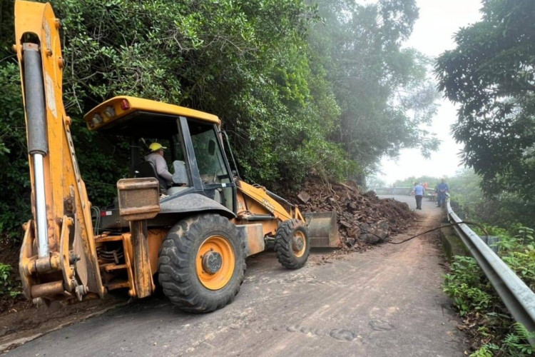 Desobstrução da CE-253 após queda de barreira entre os municípios de Mucambo e Ibiapina