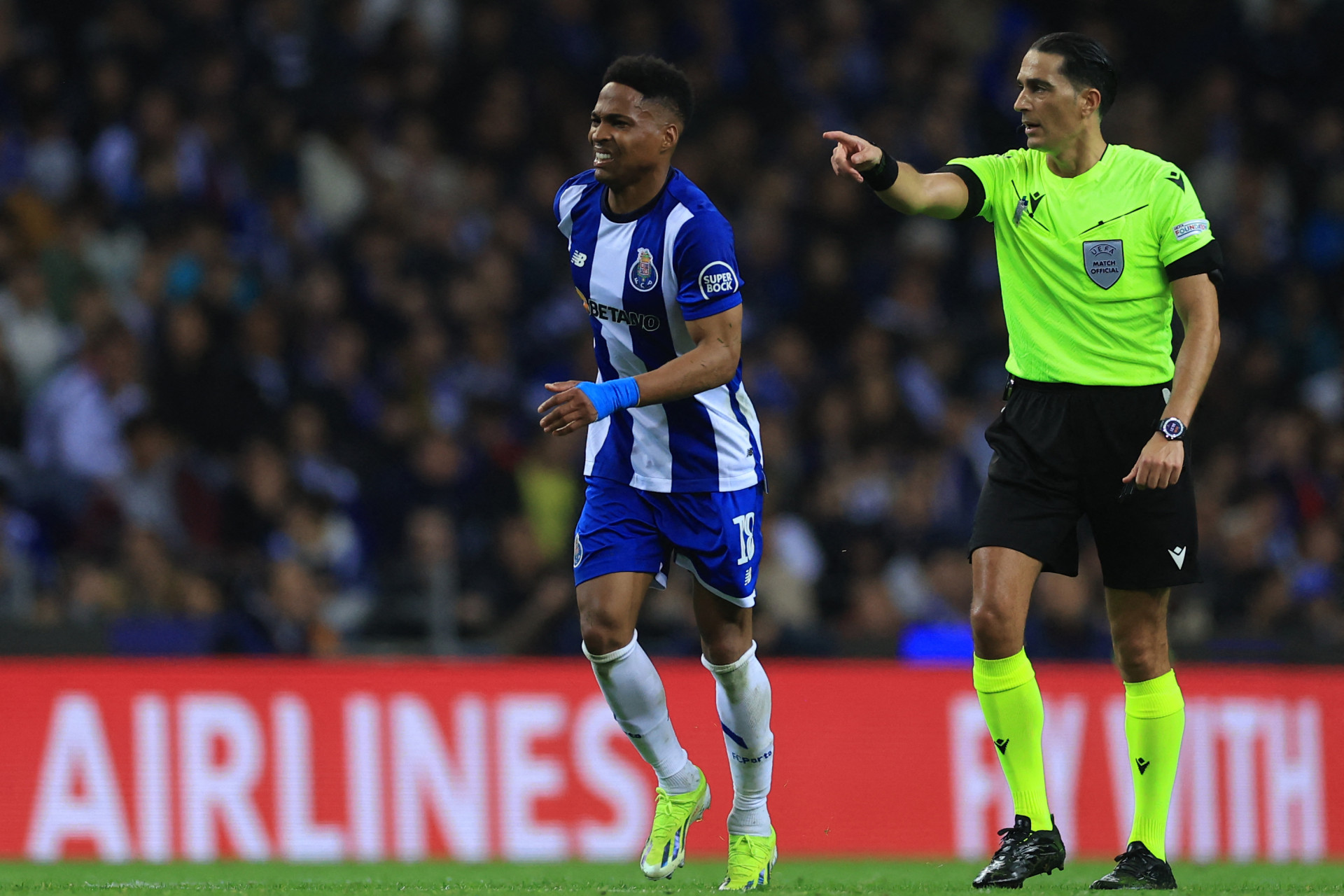 Lateral-esquerdo Wendell no jogo Porto x Arsenal, no Estádio do Dragão, pela Champions League (Foto: PATRICIA DE MELO MOREIRA / AFP)