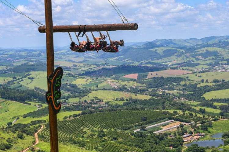 Brinquedo tem uma estrutura de 15 metros de altura.