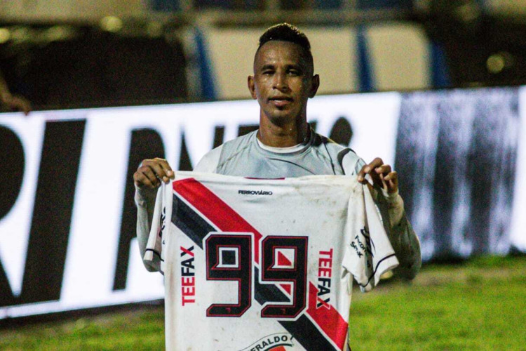  Os gols do escrete coral foram marcados por Vinícius Alves e Lincoln, com duas assistências de Ciel