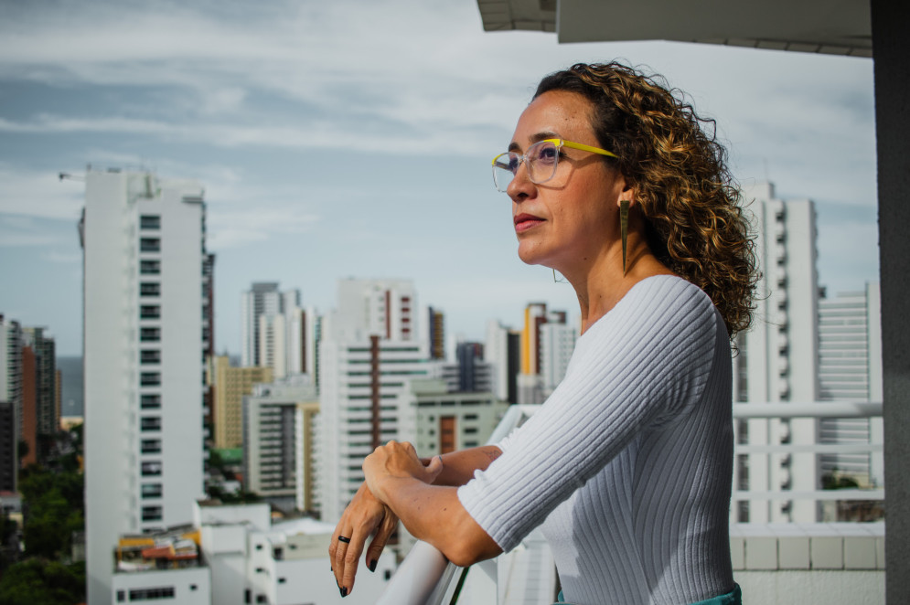 Valéria Pinheiro, presidente da ONG "Ser Ponte" conhece de perto as diversas realidades das mulheres nas periferias de Fortaleza (Foto: FERNANDA BARROS)