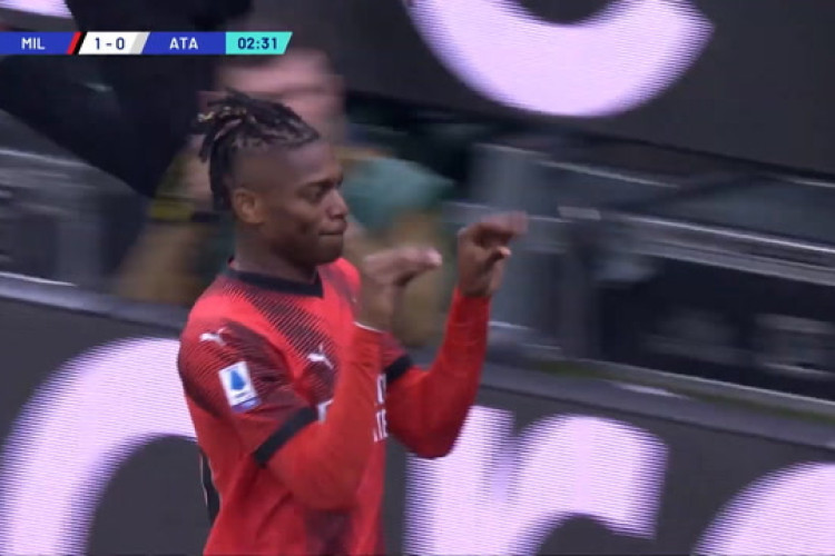 Rafael Leão marca golaço em jogada individual pelo Milan