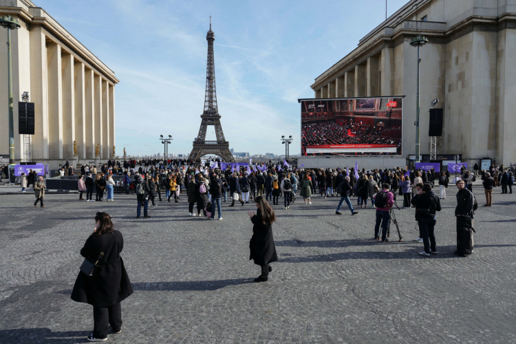 Pessoas se reúnem perto da Torre Eiffel, na Place du Trocadero, em Paris, no dia 4 de março de 2024, durante a transmissão da votação sobre o aborto