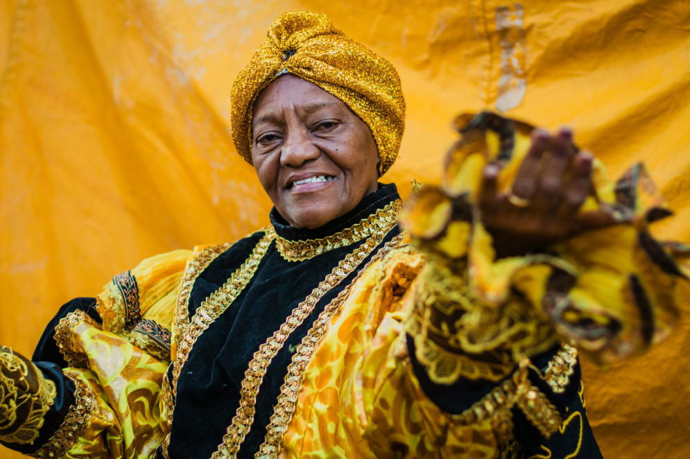 Lúcia Simão, precursora do movimento negro em Fortaleza, é teóloga, filósofa e presidente do grupo Maracatu Nação Iracema(Foto: FERNANDA BARROS)