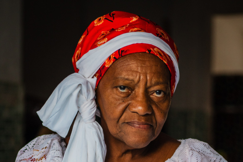 Lúcia Simão é precursora do movimento negro em Fortaleza e, desde os 33 anos, integra o Grupo de União e Consciência Negra (Grucon) (Foto: FERNANDA BARROS)