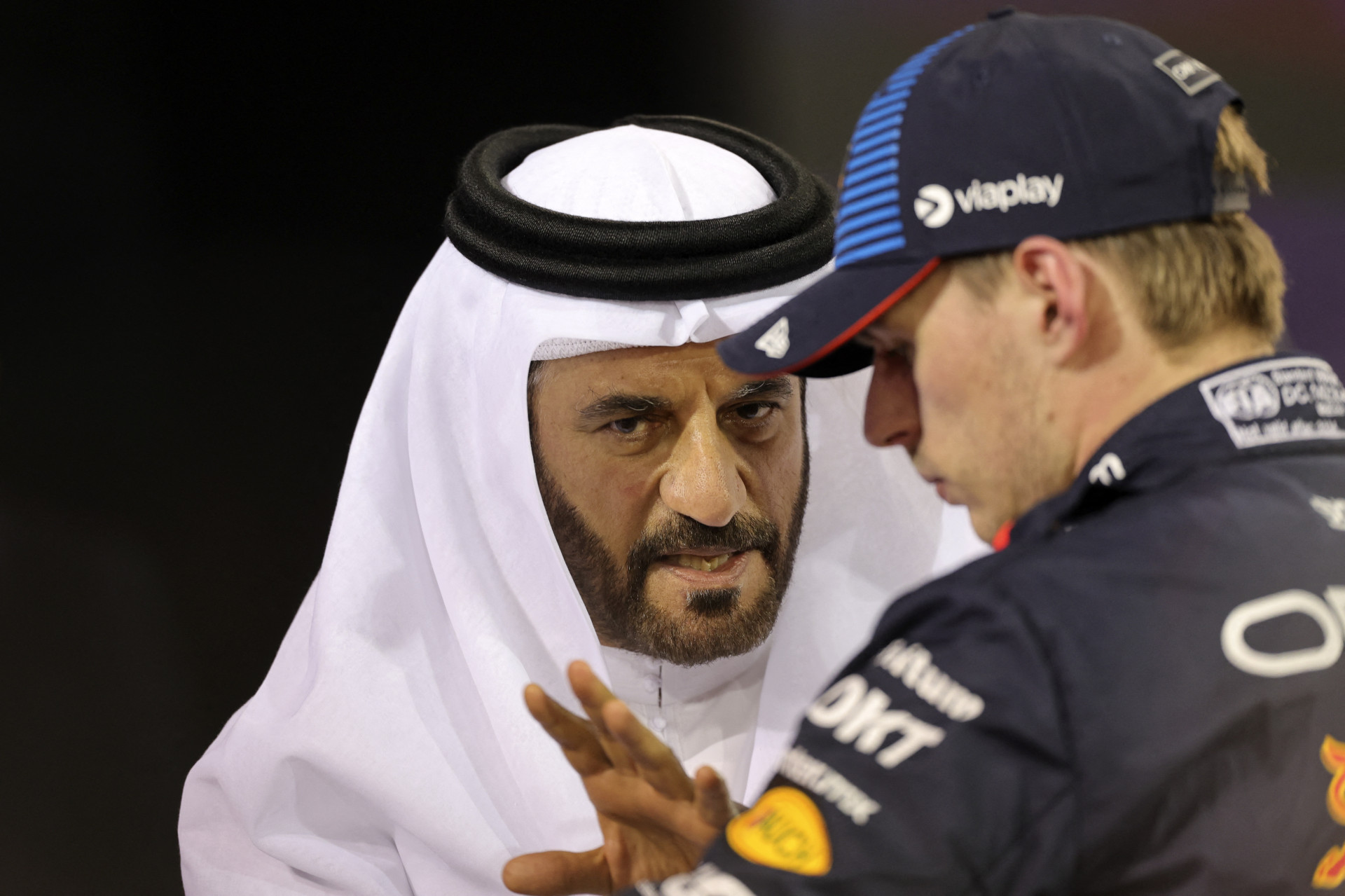Mohammed Ben Sulayem, presidente da FIA, conversa com o piloto Max Verstappen, da Red Bull, no GP do Bahrein de Fórmula 1 (Foto: Giuseppe CACACE / AFP)