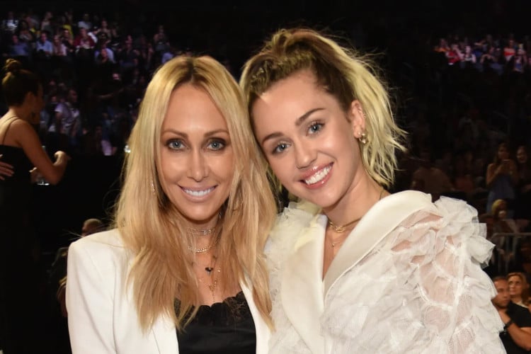 Na foto, a mãe Tish Cyrus e sua filha, Miley Cyrus.