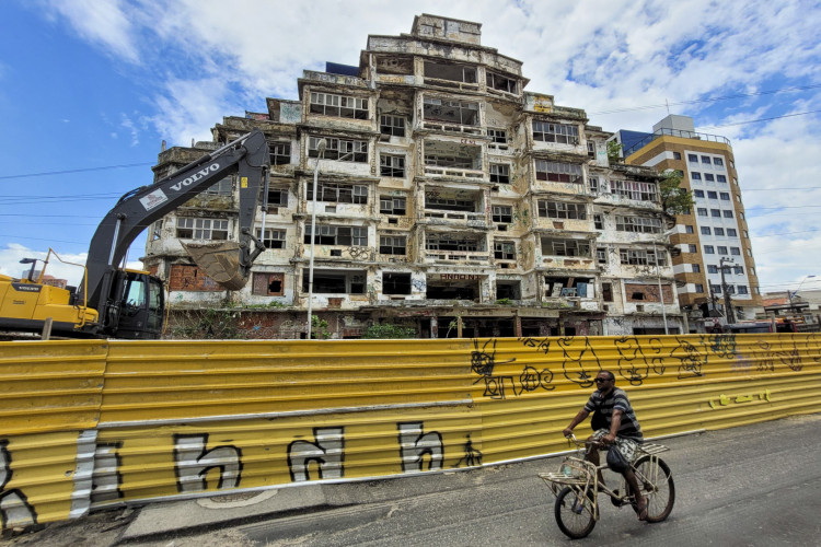 Fortaleza, CE, BR  05.03.24 - Início da Demolição do Edifício São Pedro  (Fco Fontenele/OPOVO)