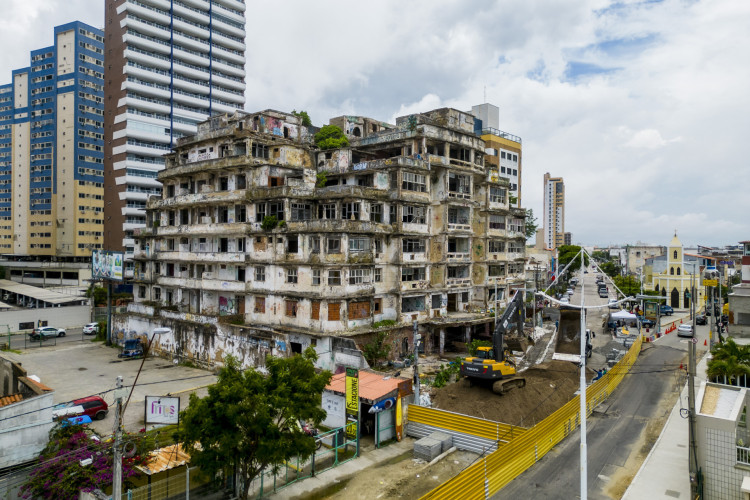 Fortaleza, CE, BR  05.03.24 - Início da Demolição do Edifício São Pedro  (Fco Fontenele/OPOVO)