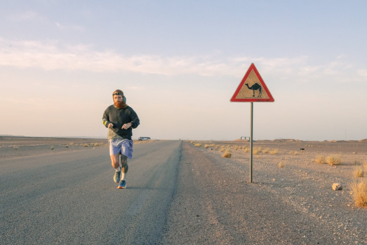 A distância percorrida pelo homem equivale a correr em torno de 360 maratonas
