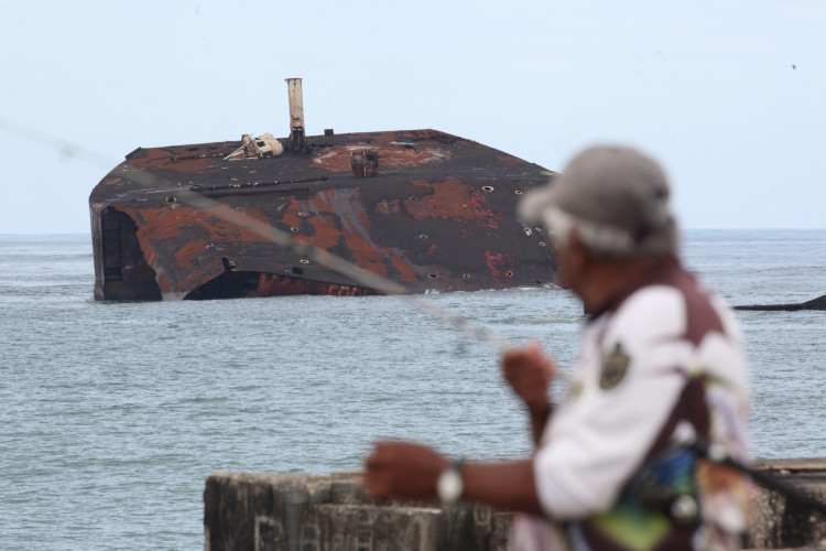 Navio Mara Hope está desabando no mar de Fortaleza