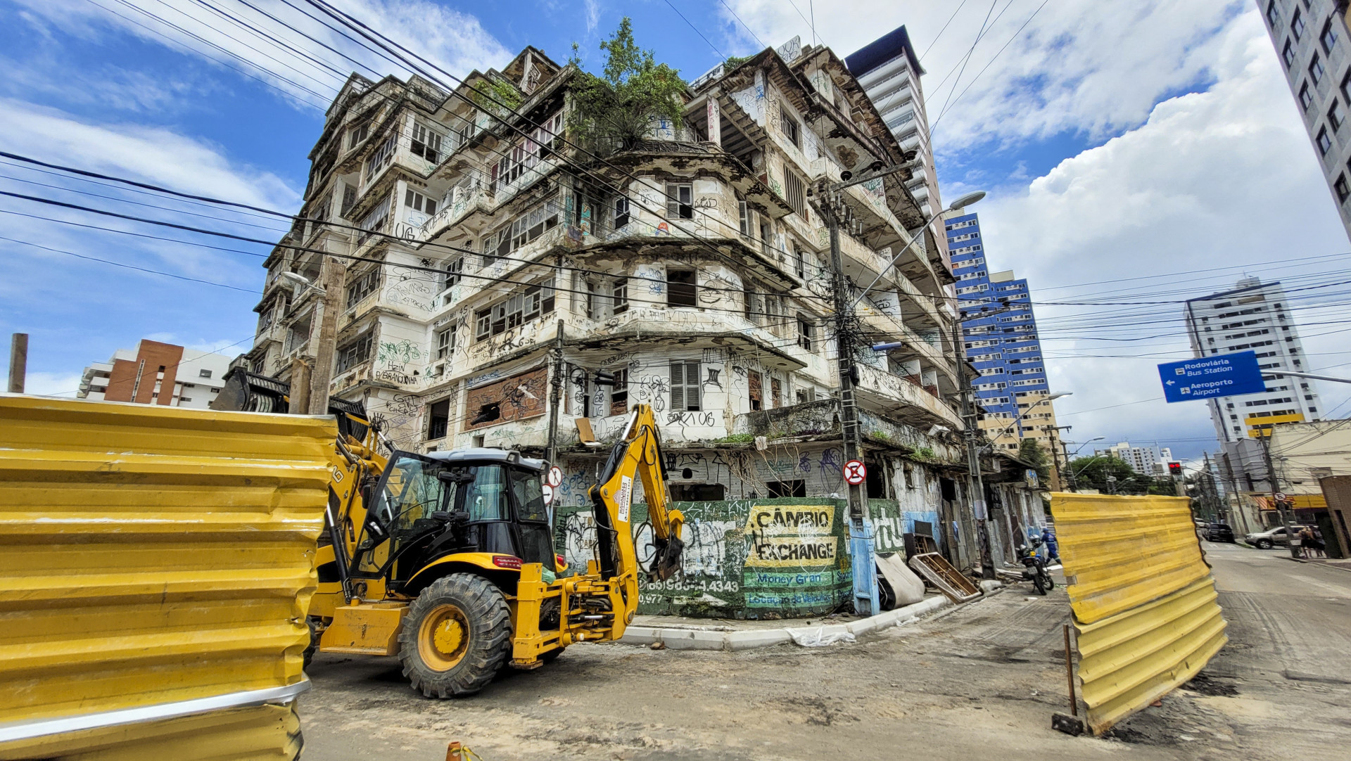 Início da demolição do Edifício São Pedro, na Praia de Iracema
 (Foto: FCO FONTENELE)