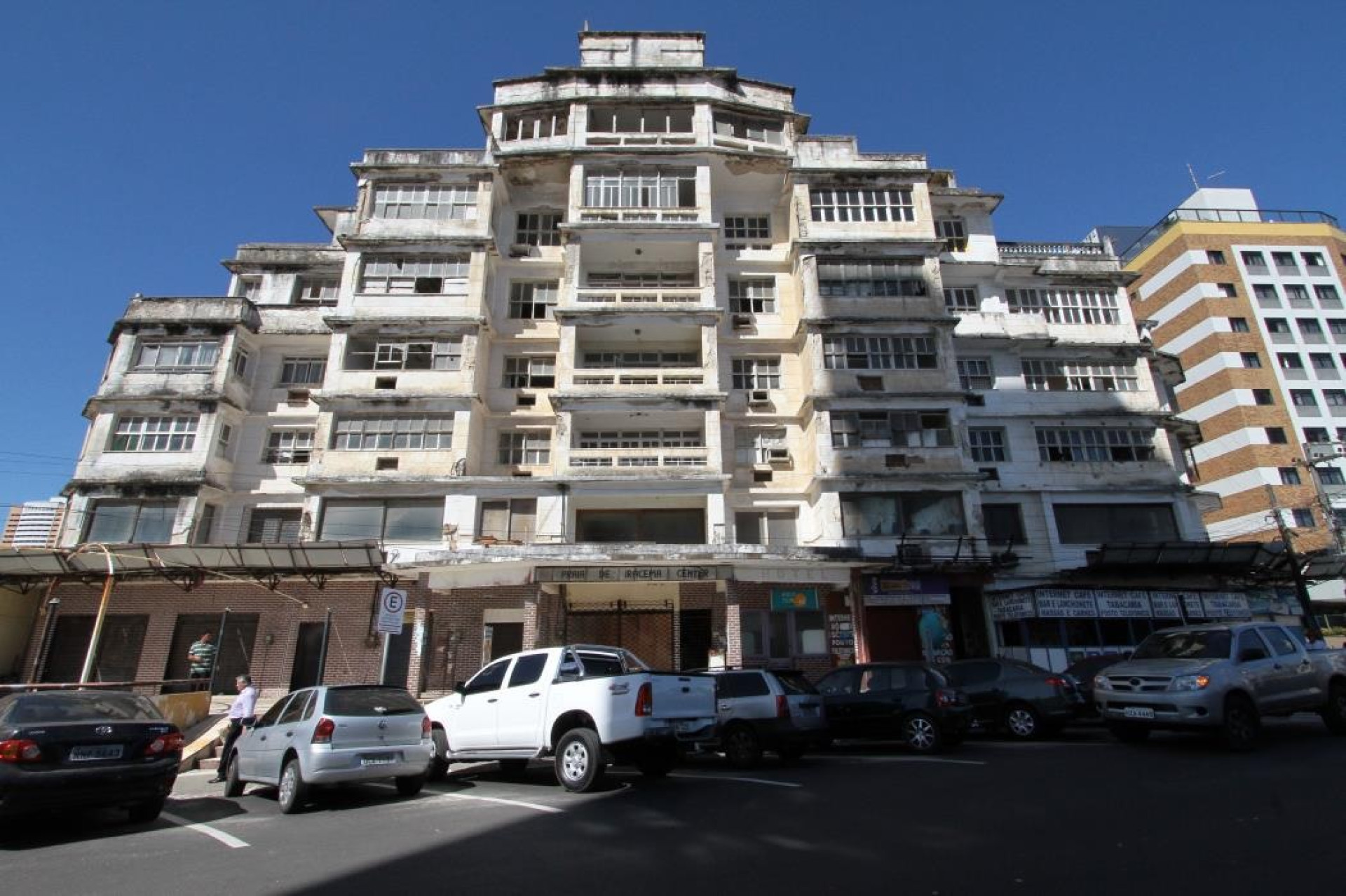 ￼Edifício São Pedro em 2012. Não estava bem, mas deterioração foi acelerada (Foto: Edimar Soares, em 5/7/2012)