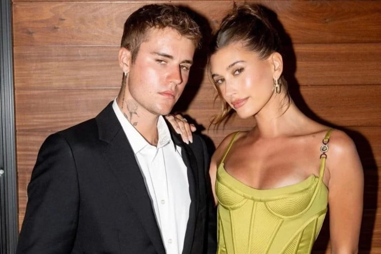 Hailey Bieber se pronunciou sobre rumores de crise no casamento com Justin Bieber; boatos começaram após o pai da artista pedir orações 