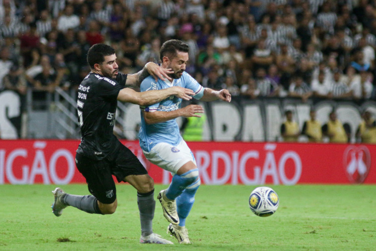 Richardson e Everton Ribeiro disputam lance no jogo Ceará x Bahia, no Castelão, pela Copa do Nordeste 2024