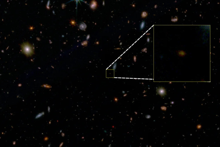 Detectada inicialmente com o Telescópio Espacial Hubble, esta galáxia é uma das mais jovens e mais distantes já observadas