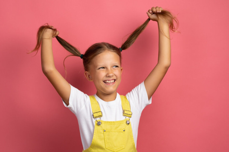 Transmissão do piolho ocorre pelo contato direto com alguém contaminado (Imagem: Media Home | Shutterstock)
