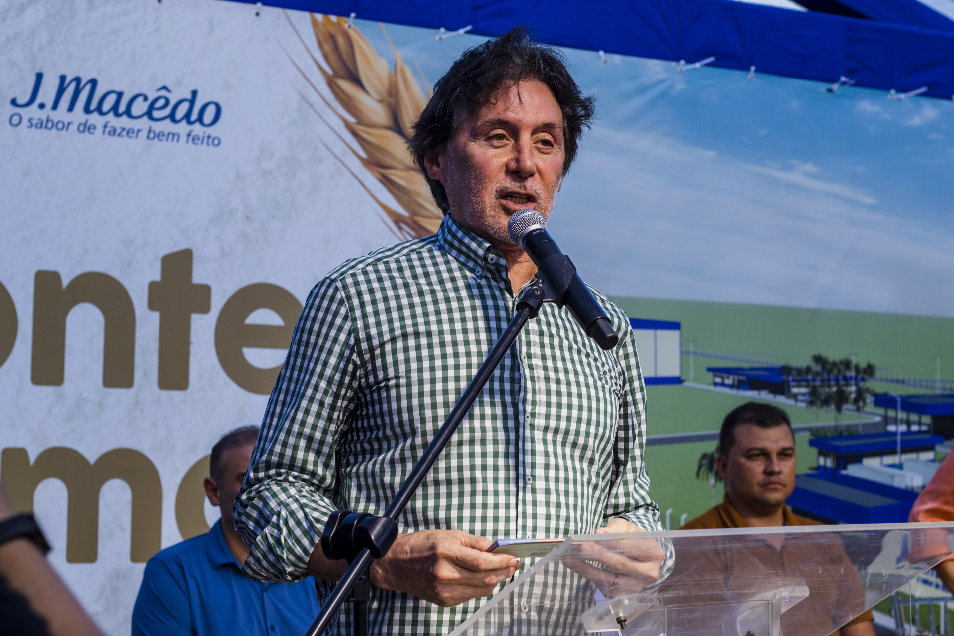 FORTALEZA, CEARÁ, 07-03-2024: Evento com pedra fundamental, que marca o início das obras da J.Macêdo, em Horizonte, com presença das autoridades: Vice-governadora, Jade Romero; Prefeito de Horizonte, Manoel Gomes de Farias Neto; Direto-presidente, Irineu José Pedrollo; e deputado, Eunício Oliveira. (Foto: Fernanda Barros/ O Povo)









 (Foto: FERNANDA BARROS)