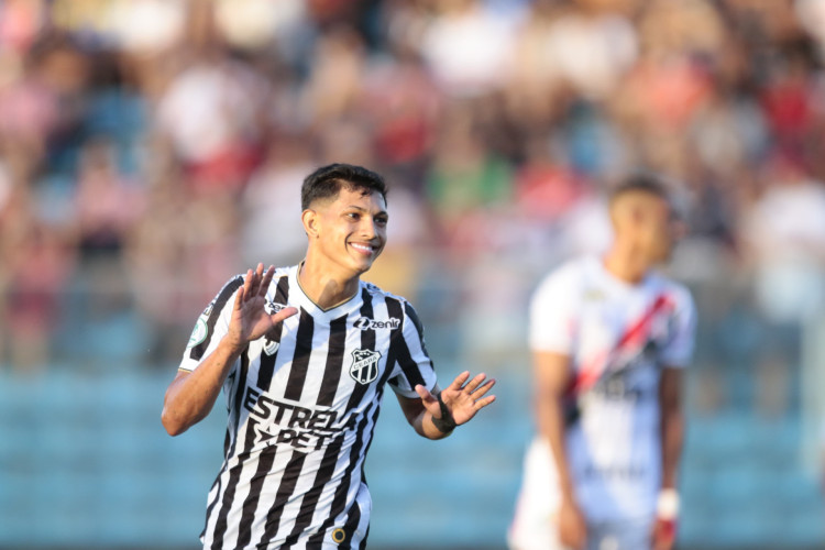 Erick Pulga comemora gol marcado para o Ceará diante do Ferroviário, pelas semifinais do Campeonato Cearense 2024. 