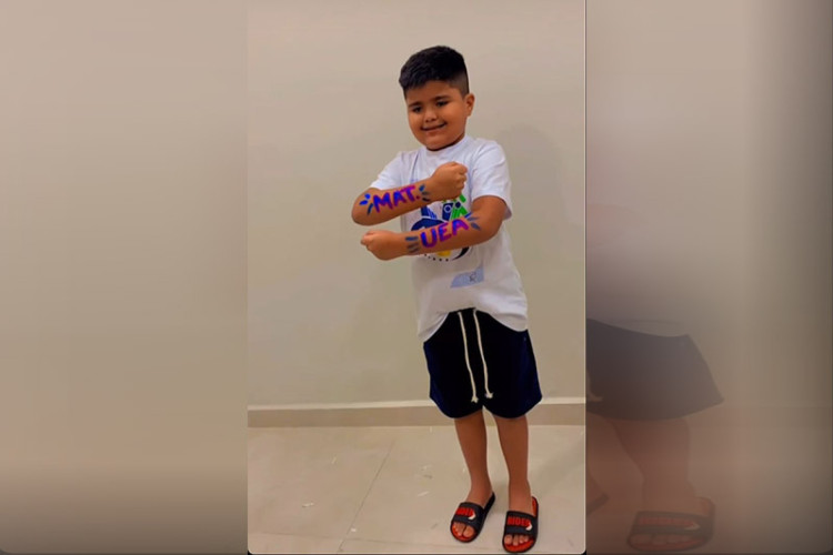 O menino Luan Gabriel, de 11 anos, posa para a foto na ocasião de sua aprovação para o curso de Matemática na Universidade Estadual do Amazonas