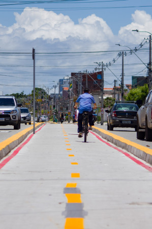 Reforma na Sargento Hermínio depois incluiu canteiro central com ciclovia(Foto: Samuel Setubal)