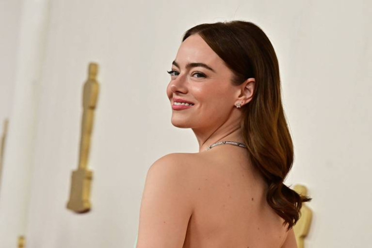 Emma Stone desaprova piada sobre cenas de sexo em "Pobres Criaturas" feita no Oscar 2024