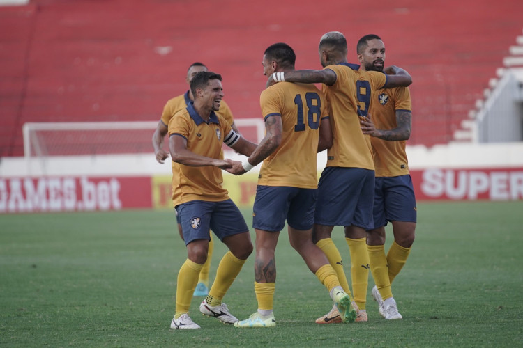 Jogadores do Retrô comemoram gol diante do Flamengo de Arcoverde