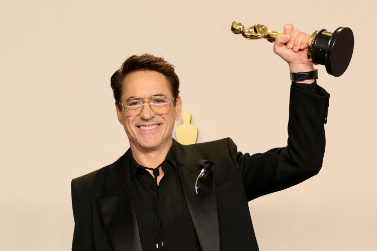 Robert Downey Jr. leva o primeiro Oscar de sua carreira como 'Ator Coadjuvante' em 'Oppenheimer'