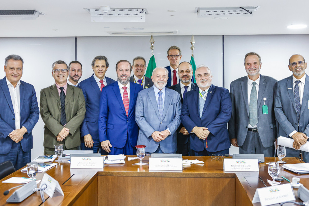 Prates aparece em foto ao lado do presidente da República, Luiz Inácio Lula da Silva, e do ministro de Minas e Energia, Alexandre Silveira, apontado como um dos pivôs de sua demissão(Foto: Ricardo Stuckert/PR)