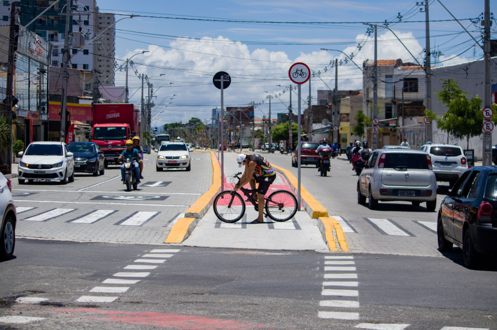  Avenida Sargento Hermínio, em Fortaleza, recebeu nova pavimentação em piso intertravado(Foto: Samuel Setubal)