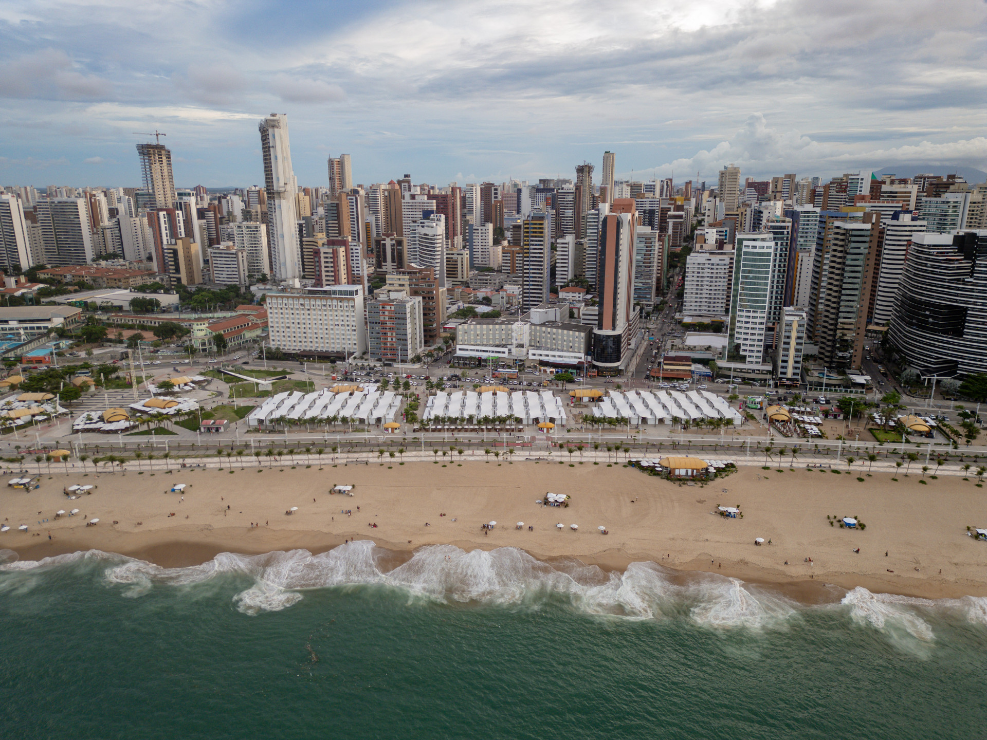 ￼HOTÉIS que ficam na orla da 
Capital estão praticamente lotados (Foto: AURÉLIO ALVES)