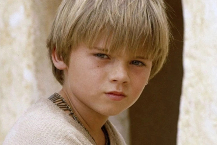 Ator mirim que interpretou Anakin Skywalker, na saga Star Wars, é internado em reabilitação, nos Estados Unidos