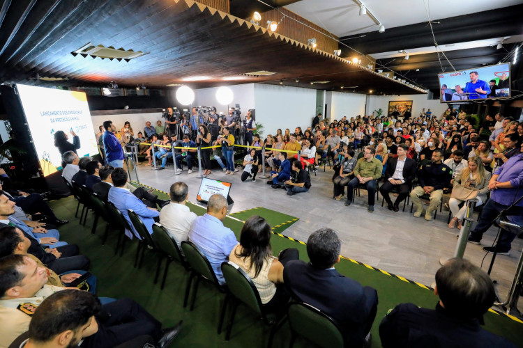 O evento contou com a presença de representantes de abrigos de animais e protetores independentes, que comemoraram a nova política pública