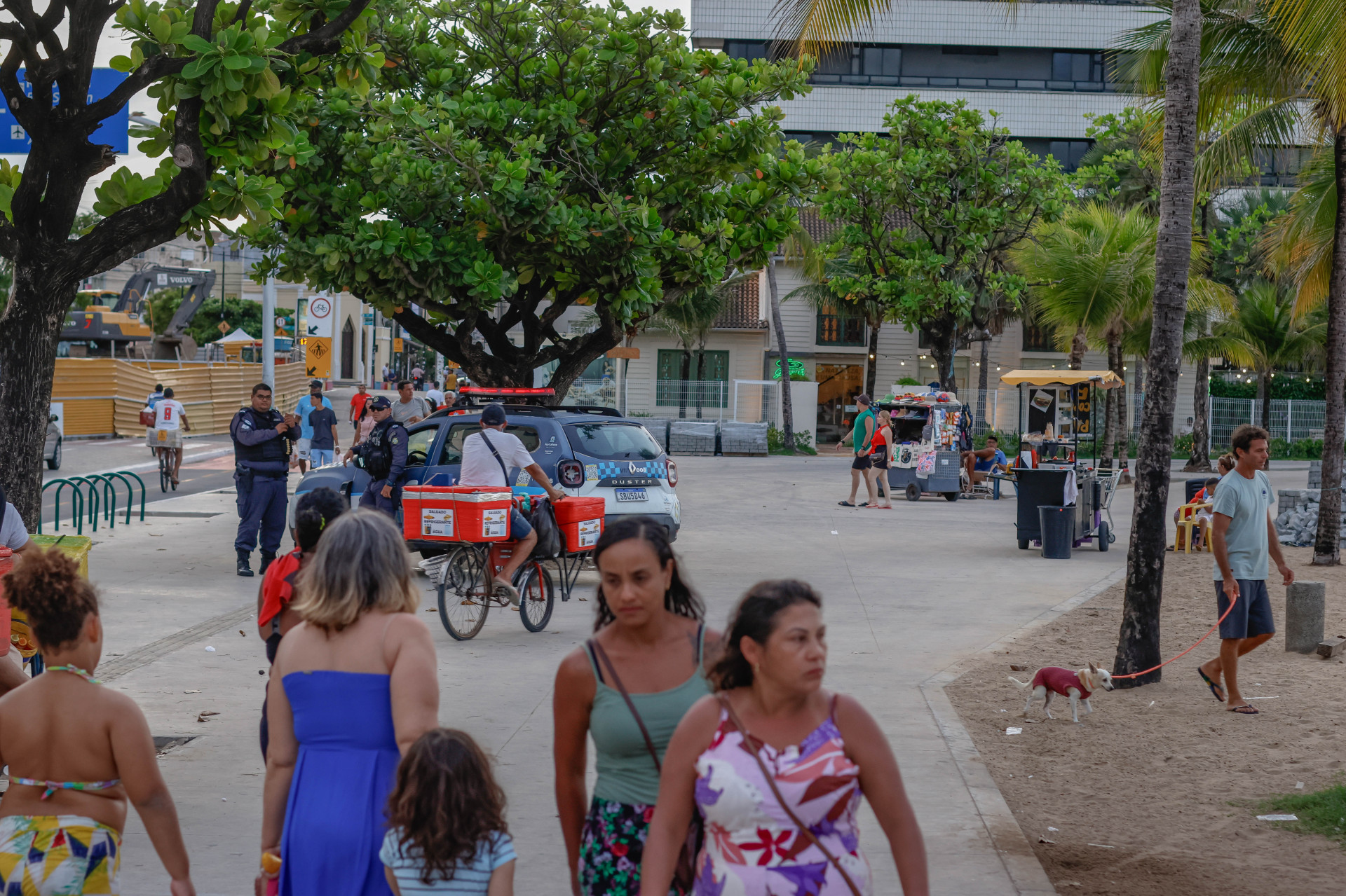 ￼AMBULANTES voltaram ontem aos pontos de comércio na Praia de Iracema (Foto: AURÉLIO ALVES)