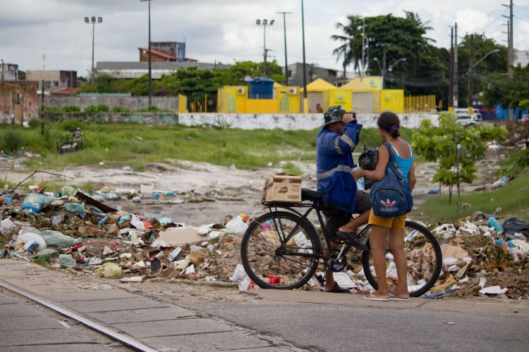 FORTALEZA, CEARÁ, BRASIL, 14-03-2024: Focos de dengue em espaços públicos, movimentação de pessoas nos lixos jogados nos trilhos da Av. Dr. Theberge (Foto: Samuel Setubal)