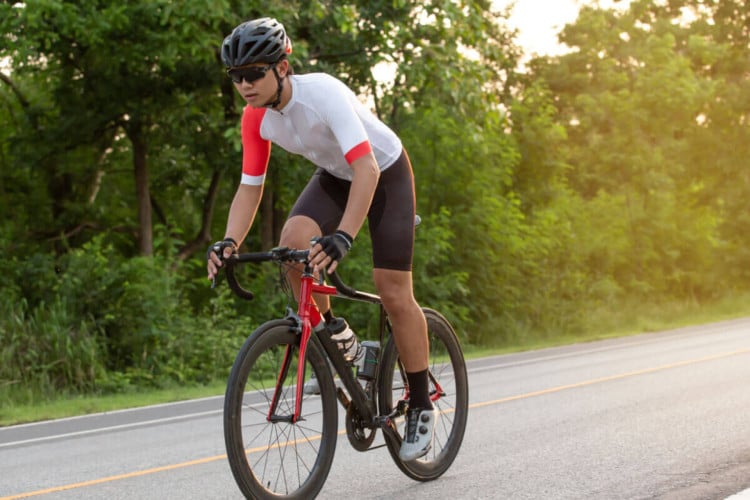 Andar de bicicleta favorece o funcionamento do corpo (Imagem: GP PIXSTOCK | Shutterstock)