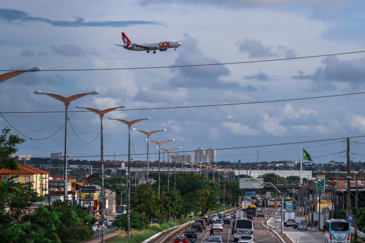 Avião da Gol sobrevoando a cidade de Fortaleza