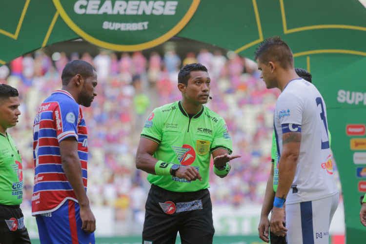 Árbitro Luciano Miranda e capitães Tinga e Igor Ribeiro no jogo Maracanã x Fortaleza, no Castelão, pelo Campeonato Cearense 2024