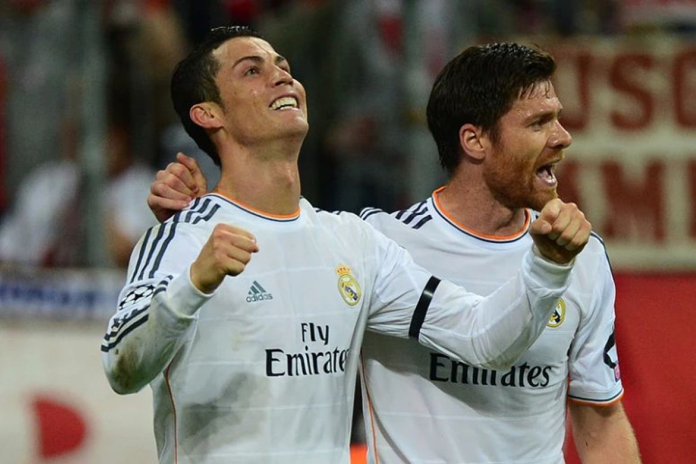 Xabi Alonso comemora gol com Cristiano Ronaldo pelo Real Madrid(Foto: JOHN MACDOUGALL / AFP)