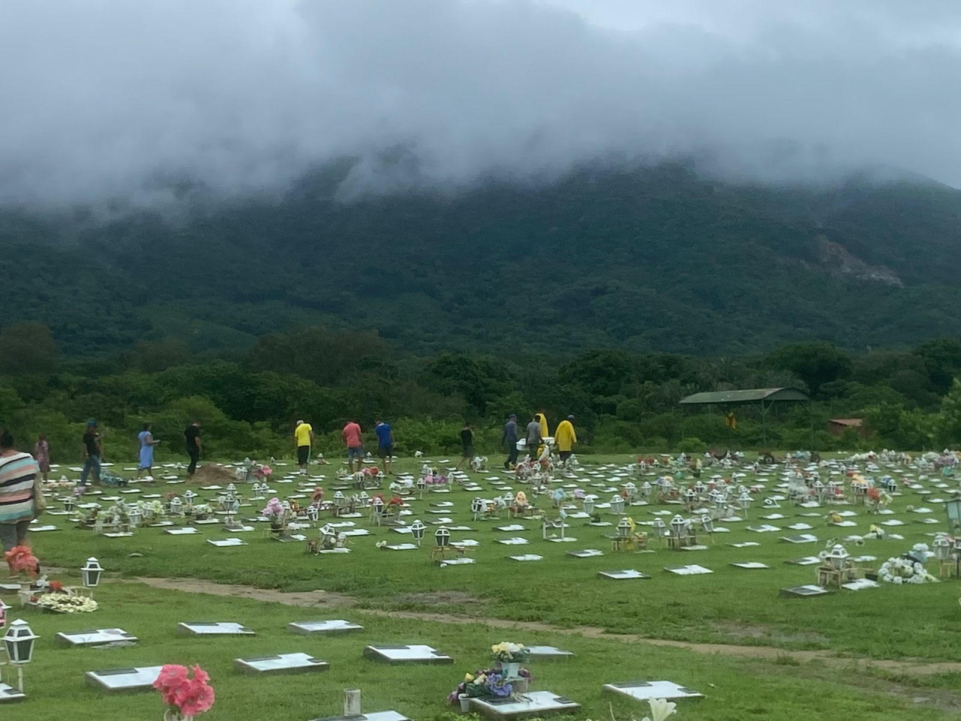 Ana Carine, de seis anos, foi sepultada no Cemitério Memorial da Paz, em Maracanaú  (Foto: Jéssika Sisnando)