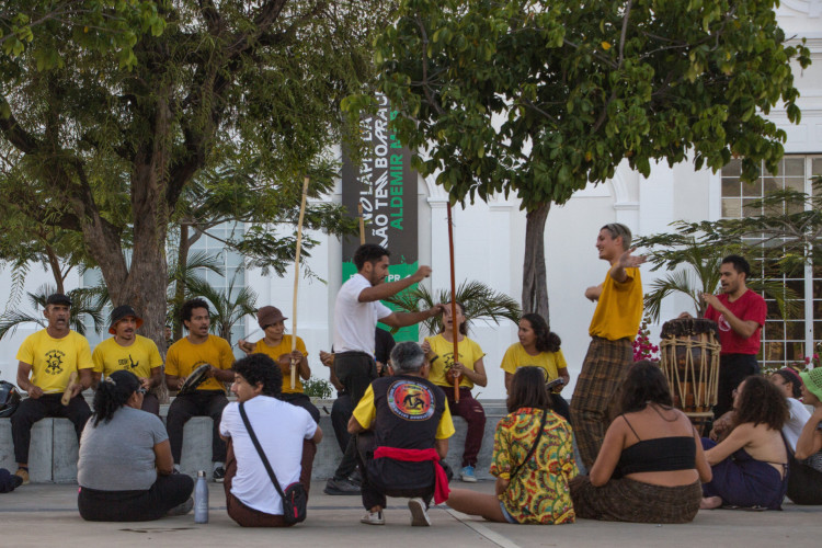 Grupo 'Capoeira Angola que Se Cria' se reuniu na tarde de sábado, 16, na praça da Estação das Artes