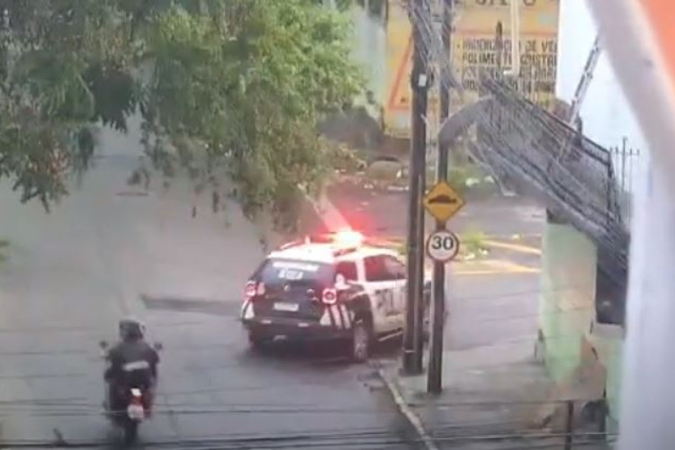 Polícia chega para realizar a prisão flagrante de dois suspeitos de furtarem fios elétricos 