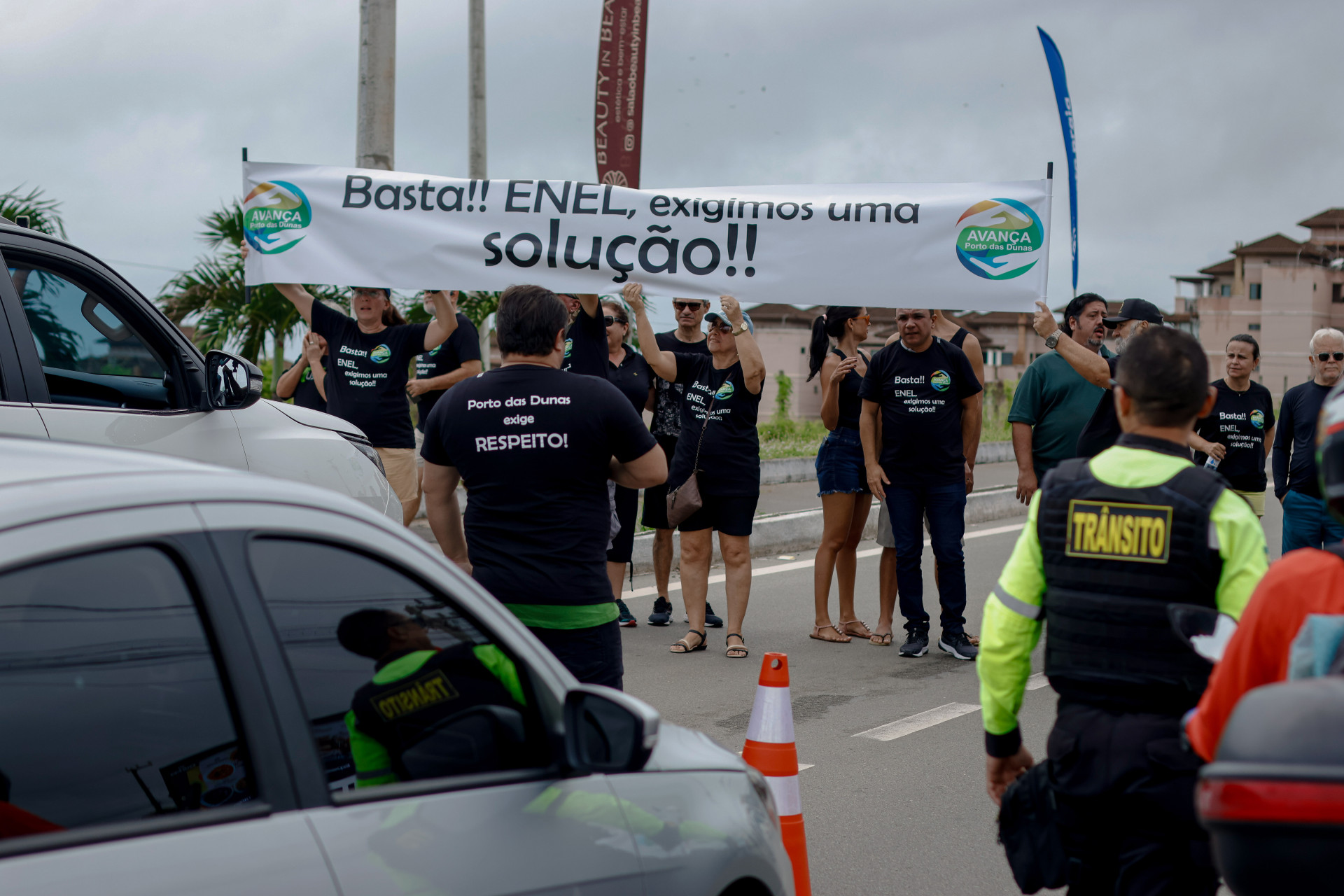 Grupo protesta em frente a prédio da Enel contra falta de energia em SP, São Paulo